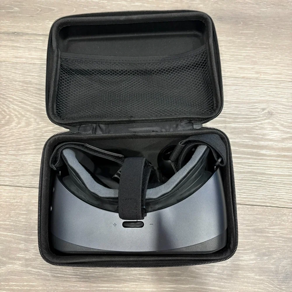 Samsung Gear VR SM-R323 Oculus Headset With Controller & Carrying‎ Case Black